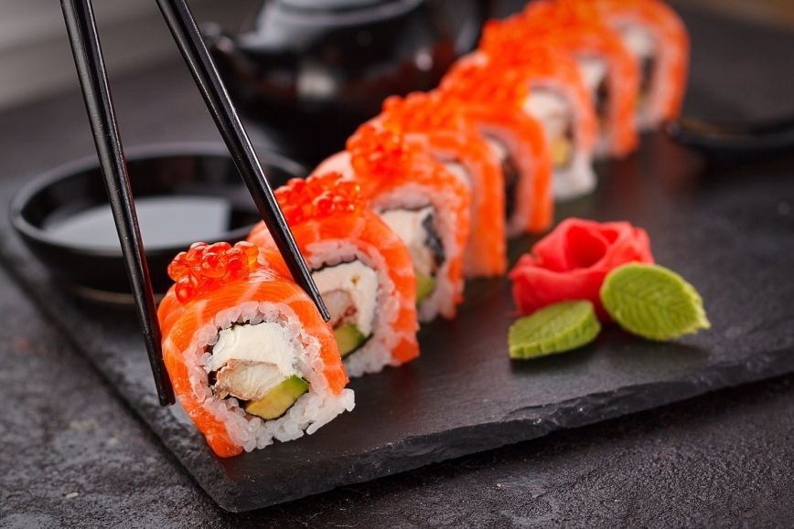 Zdjęcie przedstawia porcję sushi