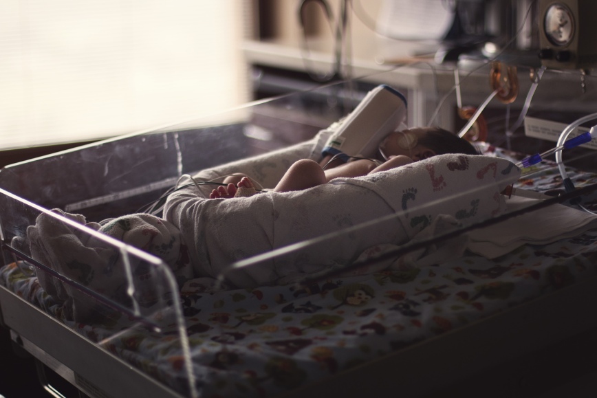 na zdjęciu noworodek podłączony do aparatury